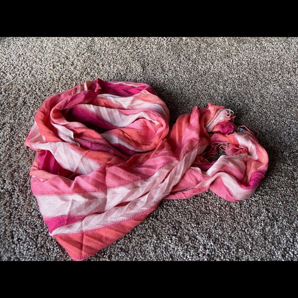 New York & company scarf. - Picture 7 of 9